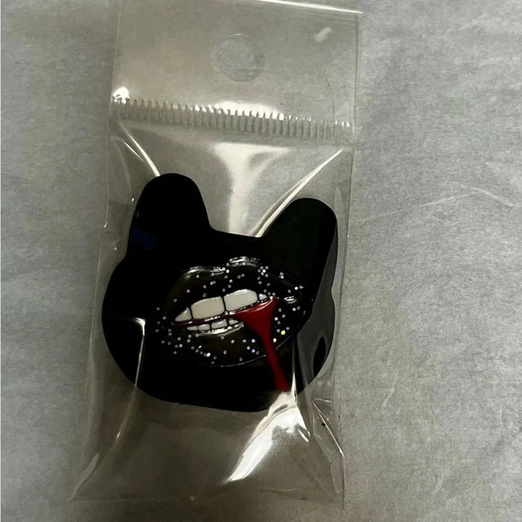 💥5 for $25 Sale💥 Goth Glam: Sparkling Black Lips Brooch - Unleash Your Dark Side - Picture 6 of 6